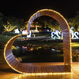 1730 | Coraçao Madeira Iluminado 2,60 x 1,00 x 2,50m 